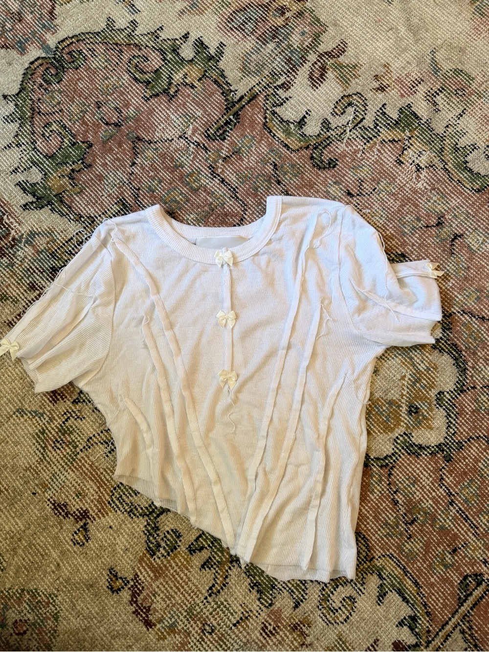 SAMI MIRO VINTAGE White Ribbed Short Sleeve Top with Bow Accents